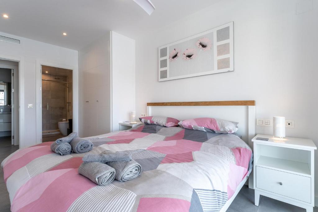 Posteľ alebo postele v izbe v ubytovaní 208 New luxury apartment Calaserena
