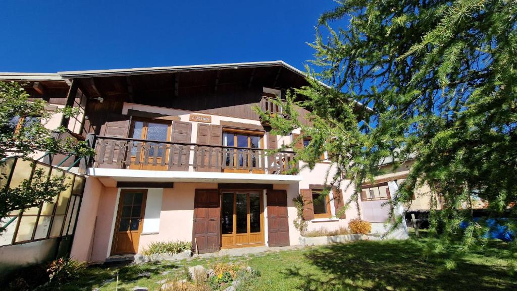 a large house with a balcony on top of it at Chalet l'Acinos in Montgenèvre