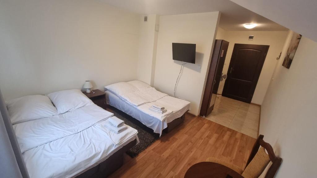 Hotel MONIKA - Standard Doppelzimmer Mit Zwei Doppelbetten