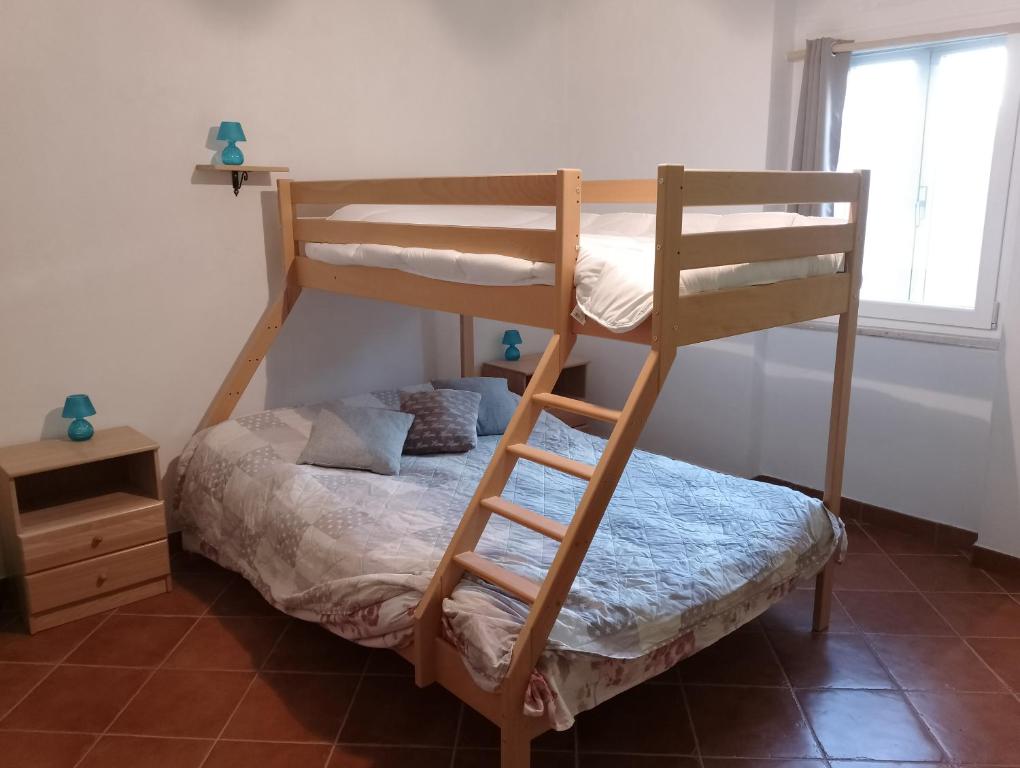 een slaapkamer met 2 stapelbedden in een kamer bij Fòndaco Pietramonte in Baselice