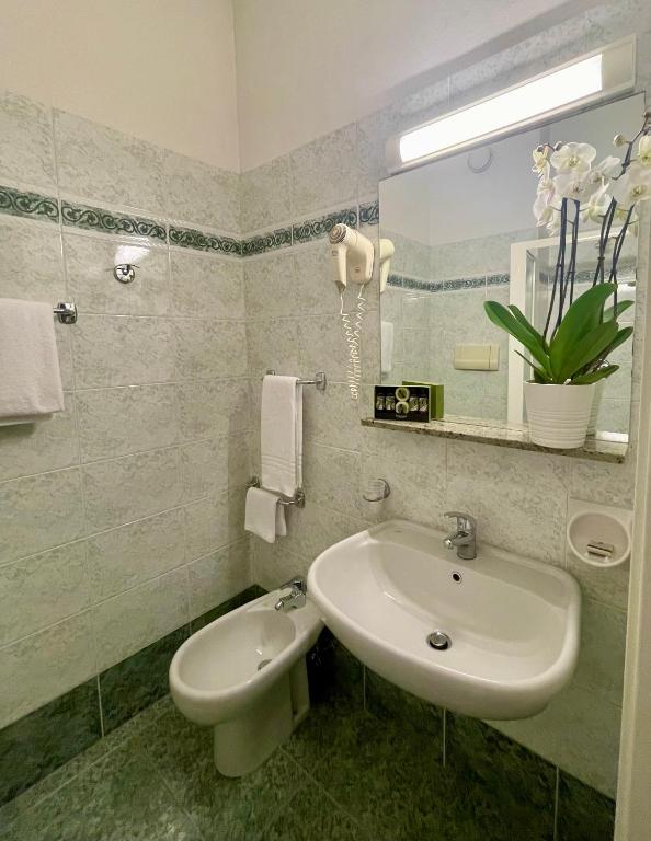 Koupelna v ubytování Hotel Embassy