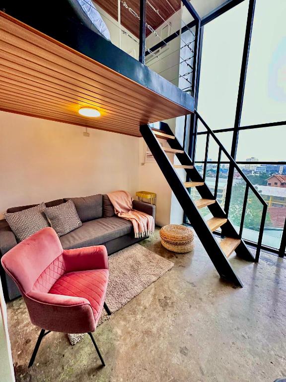 The Loft - with Netflix - Housity