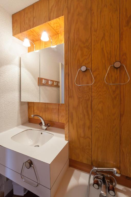 a bathroom with a sink and a mirror at Résidence Pierre &amp; Vacances Emeraude in Belle Plagne