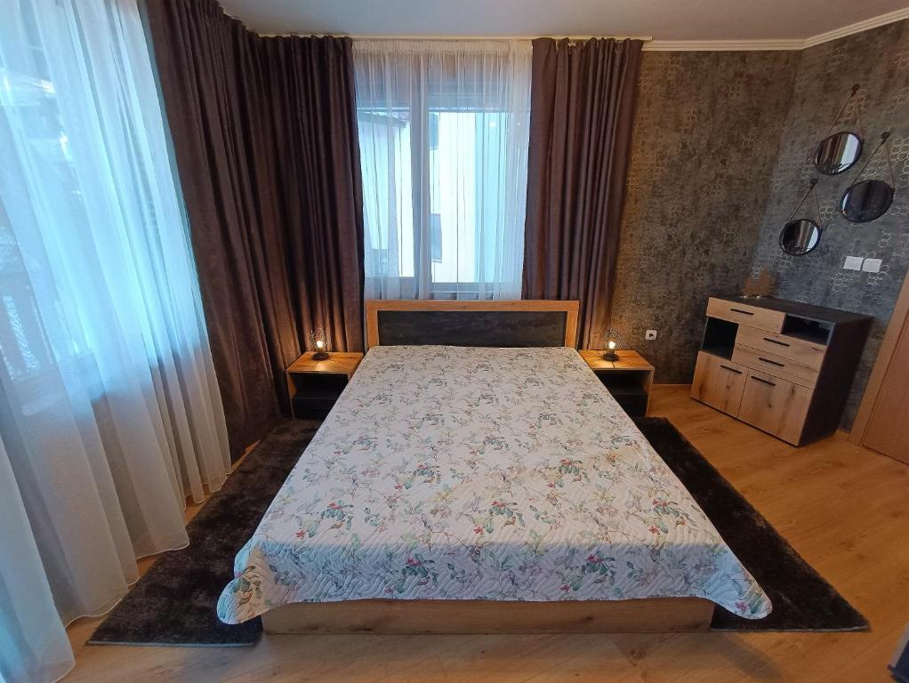 Postel nebo postele na pokoji v ubytování Viva 4 Apartment ski to the door complex Grand Monastery Pamporovo