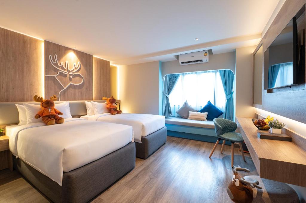 Postel nebo postele na pokoji v ubytování Moose Hotel Nimman