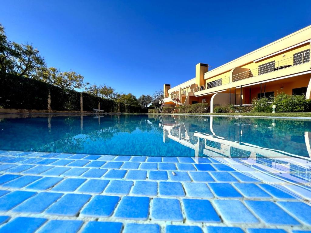 una piscina frente a un edificio en Vilamoura Paradise With Pool by Homing, en Vilamoura