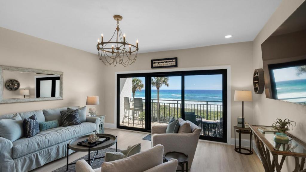 - un salon avec vue sur l'océan dans l'établissement Palms C7, à Santa Rosa Beach