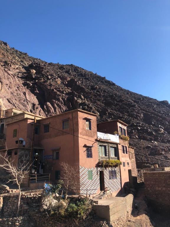 um edifício em frente a uma montanha em Gite La belle vue Timichi em Timichchi