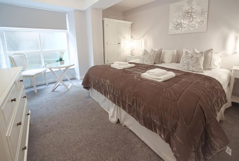 sypialnia z dużym łóżkiem z dwoma ręcznikami w obiekcie Fleece Cottage w mieście Kendal