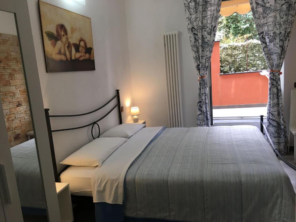 - une chambre avec un grand lit et une fenêtre dans l'établissement Apartment Sant'Andrea, à Levanto
