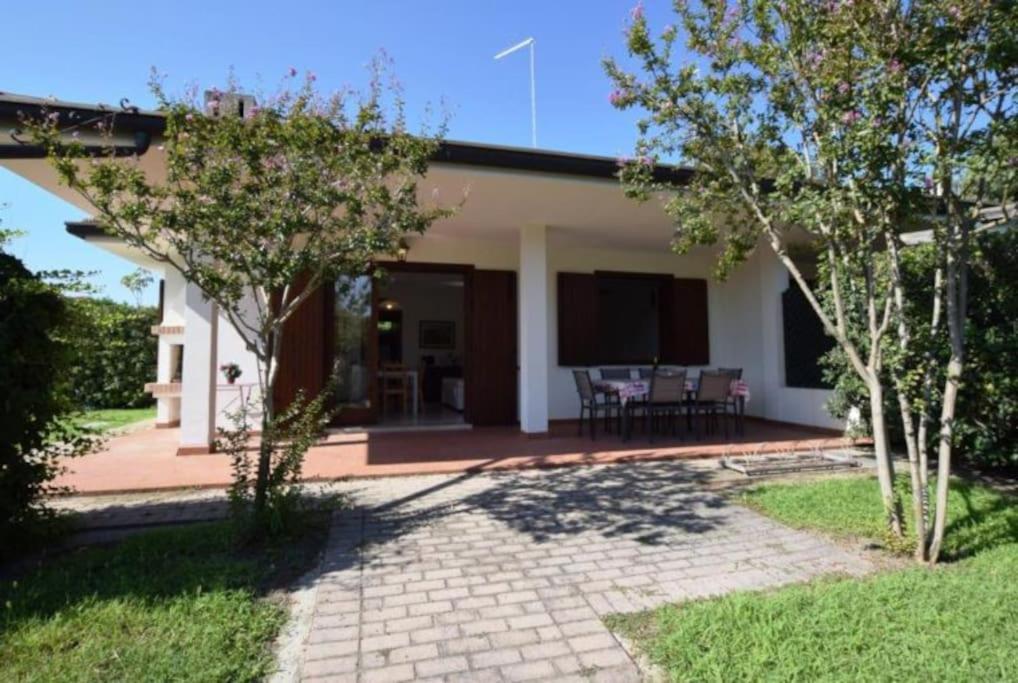 een uitzicht op een huis met een patio bij VILLA MAGNOLIA vicino al mare in Isola Albarella