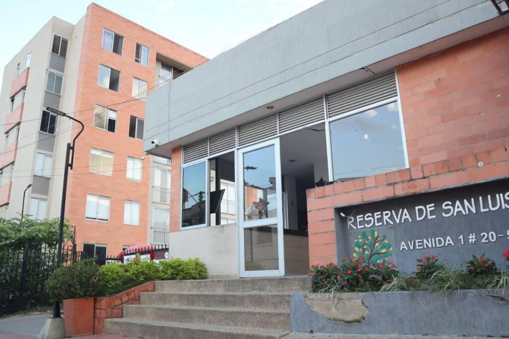 un bâtiment avec un panneau à l'avant dans l'établissement Encantador y Cómodo apartamento en condominio, à Cúcuta