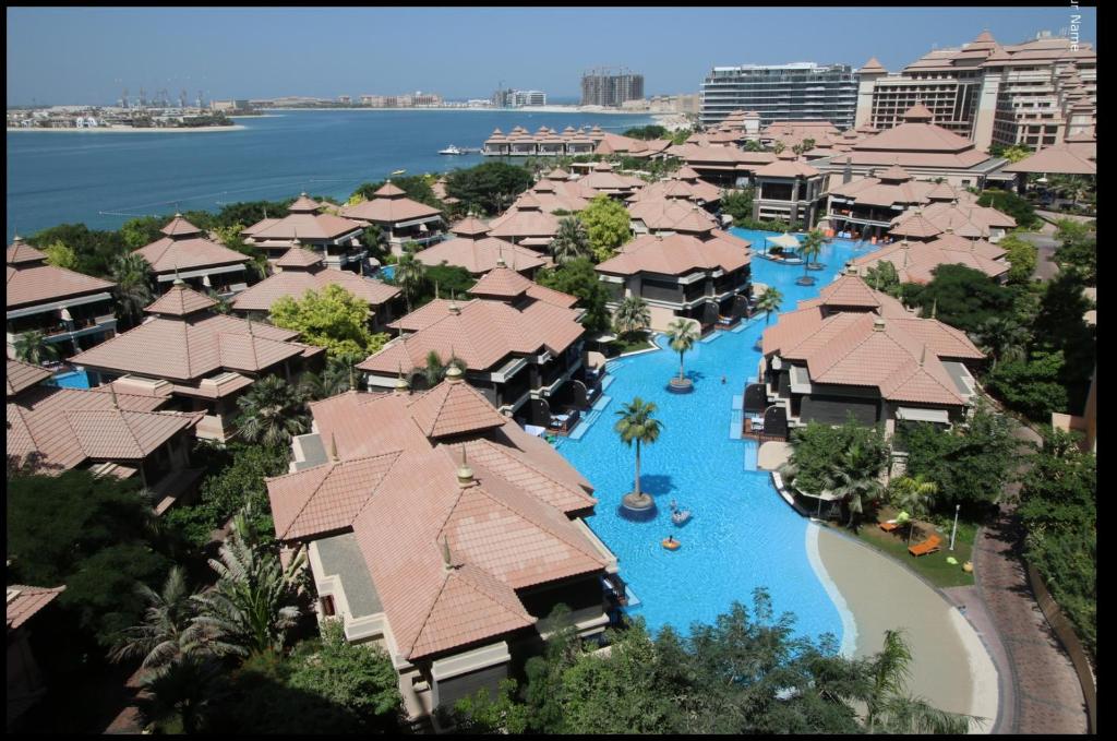 - une vue aérienne sur un complexe avec une piscine dans l'établissement Luxury 1BR apartment in Anantara Hotel Palm Jumeirah connected Anantara Hotel, à Dubaï
