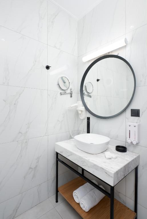 Koupelna v ubytování Enattica Suites