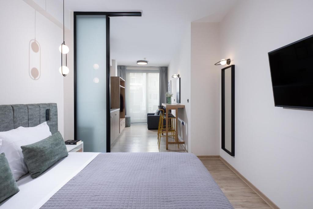 Postel nebo postele na pokoji v ubytování Enattica Suites