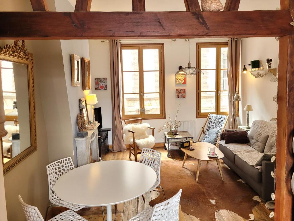 sala de estar con mesa y sillas en LE VALENTIN - Parking privé offert - Coeur Historique -La Clef de Honfleur, en Honfleur