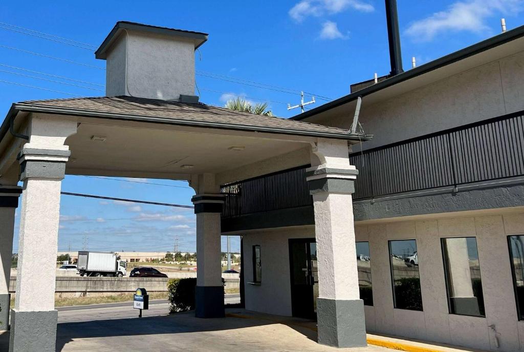 een gebouw met een veranda met een vrachtwagen bij Days Inn by Wyndham San Antonio Interstate Hwy 35 North in San Antonio