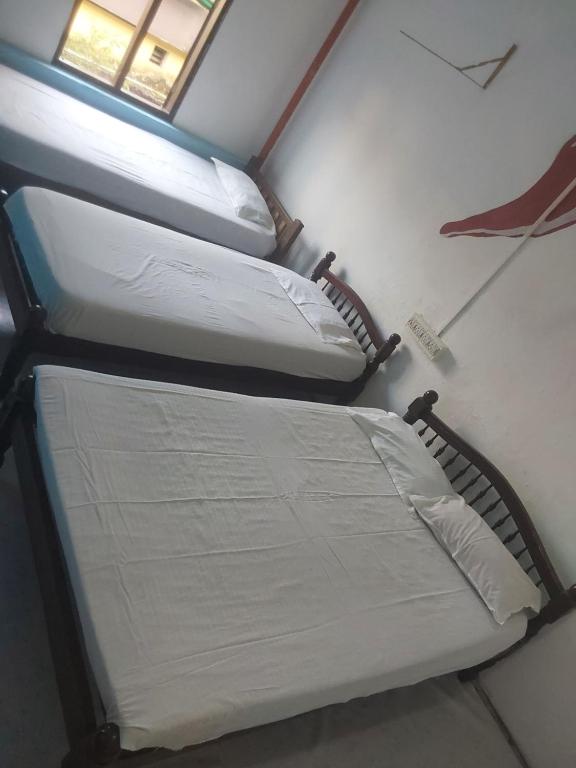 Letto o letti in una camera di Johnson's Homestay With Pool & Ecohouseboat near town beach