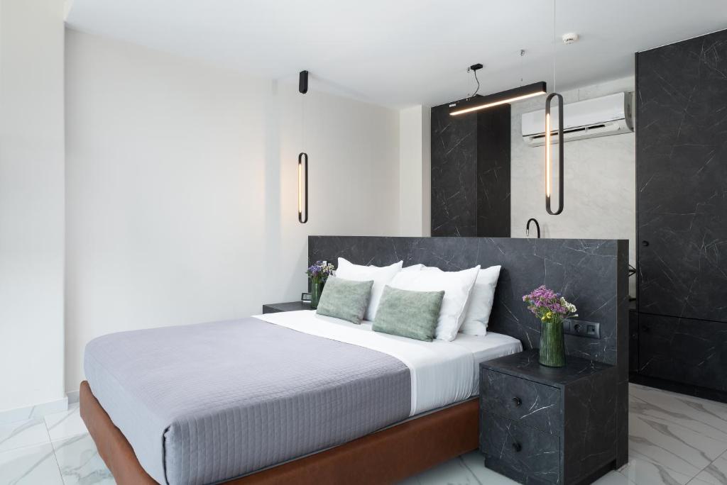 Postel nebo postele na pokoji v ubytování Enattica Suites