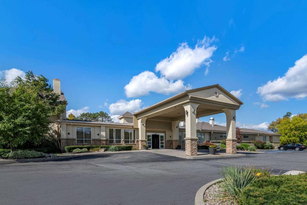 un grand bâtiment avec un parking dans l'établissement Comfort Inn Glenmont - Albany South, à Glenmont