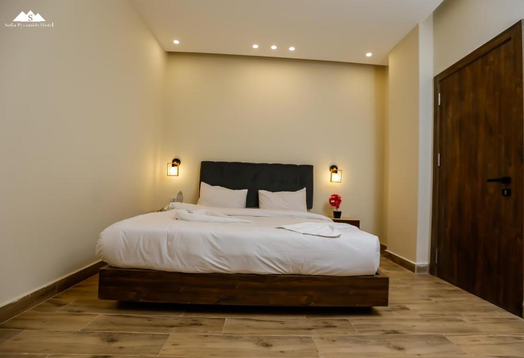 Postel nebo postele na pokoji v ubytování Sofia Pyramids Hotel