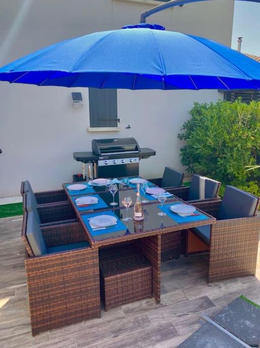 Patio lub wspólna przestrzeń na świeżym powietrzu w obiekcie Magnifique maison avec piscine