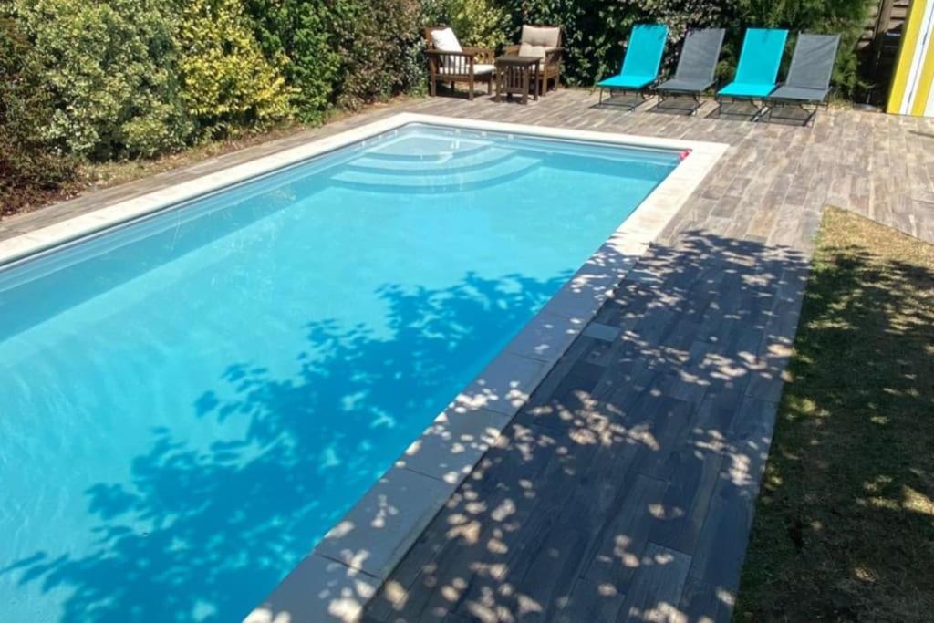 المسبح في Magnifique maison avec piscine أو بالجوار
