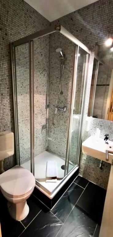 Koupelna v ubytování ALFA Hotel