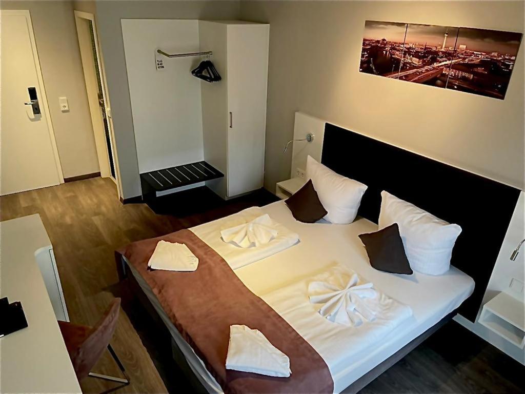 Postel nebo postele na pokoji v ubytování ALFA Hotel