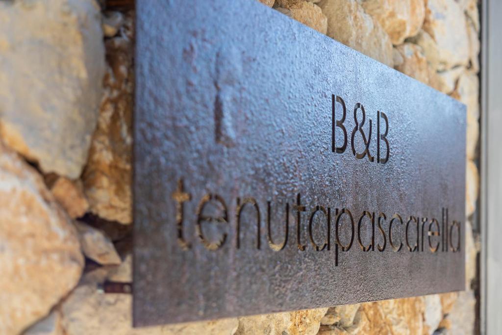 znak na ścianie kamiennej w obiekcie Tenuta Pascarella Bed & Breakfast w mieście Frasso Telesino