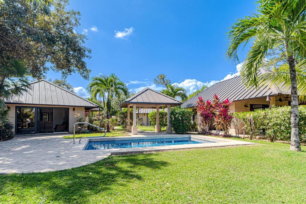 una casa con piscina en un patio en Zumba House at The Reserve Gold Standard Certified, en Hopkins