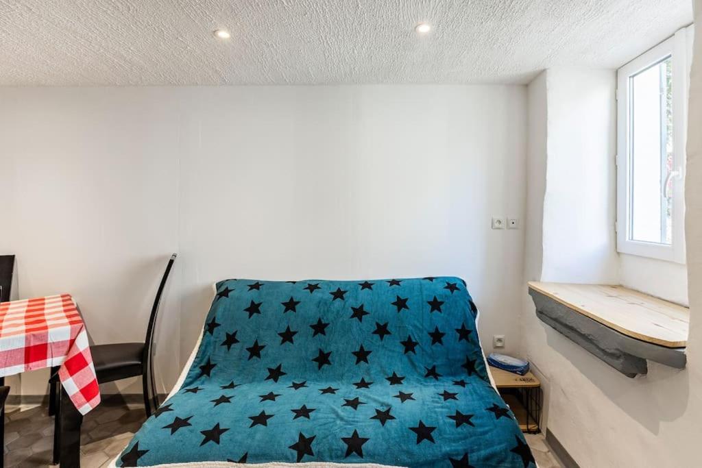 a room with a blue chair with stars on it at Maison atypique dans circulade in Bram