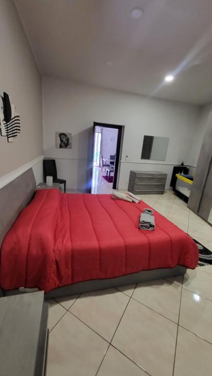een groot rood bed in een kamer bij Saint Cristofer house in Catania