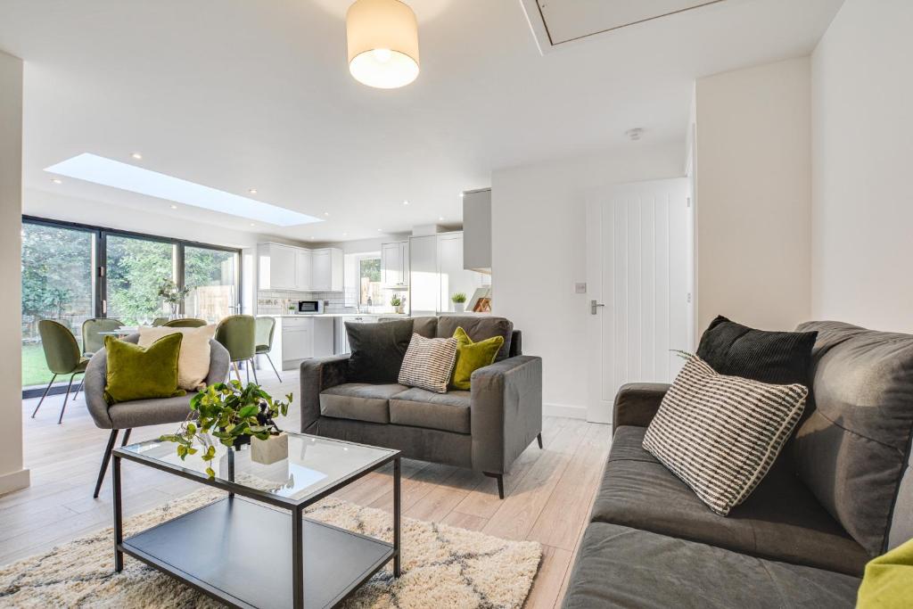 uma sala de estar com um sofá e uma mesa em Luxury 3-Bedroom House In Formby em Formby