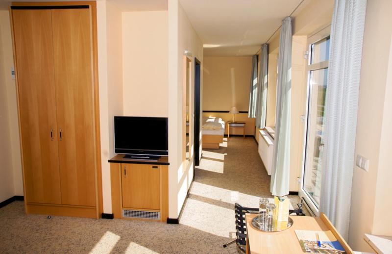 TV a/nebo společenská místnost v ubytování Hotel Am Weberplatz