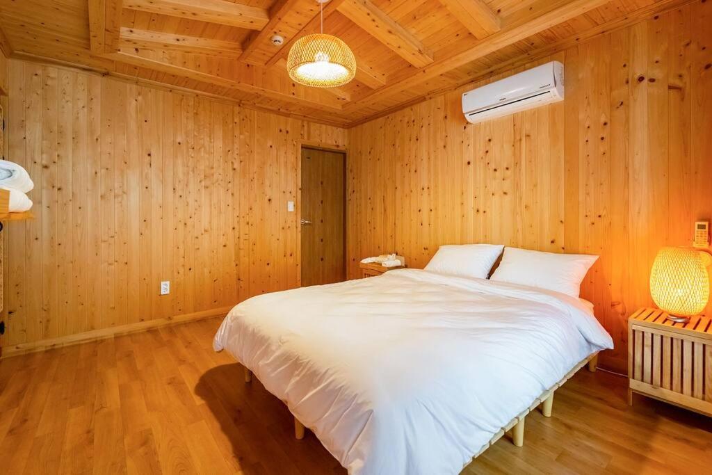 Postel nebo postele na pokoji v ubytování Ellon Hanok Pension