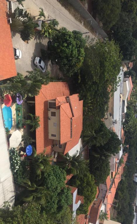 una vista aérea de una casa con árboles en Pousada Casa de Vó en Eusébio