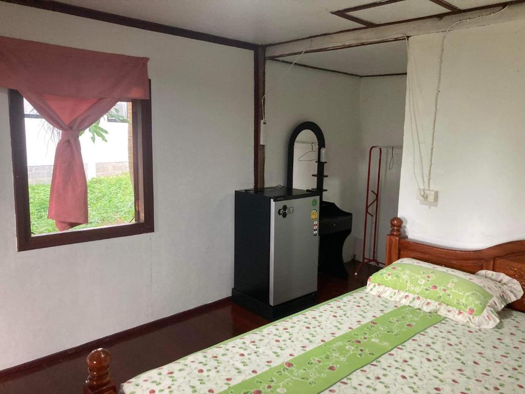 1 dormitorio con 2 camas individuales y ventana en Easy Life Bungalows, en Haad Yao