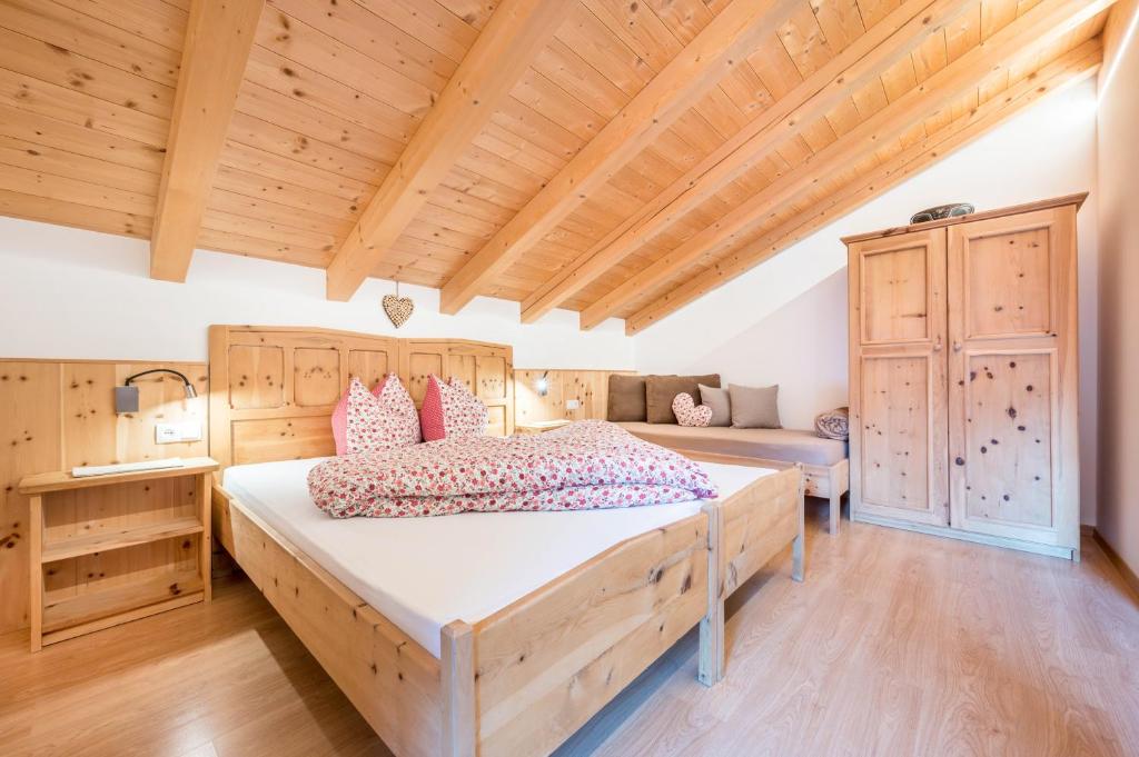 Postel nebo postele na pokoji v ubytování Raffreiderhof Apt Zirbe