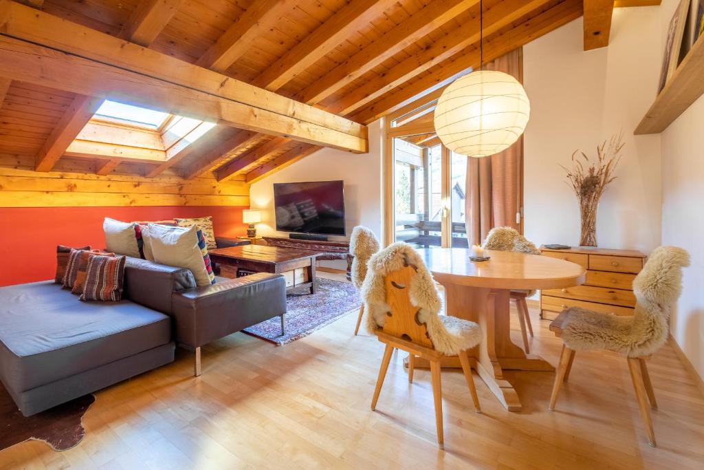 - un salon avec un canapé et une table dans l'établissement LAAX Homes - Casa la Streia, à Laax