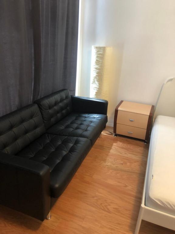 布魯克林的住宿－Beachside Brooklyn，客厅里一张黑色皮沙发