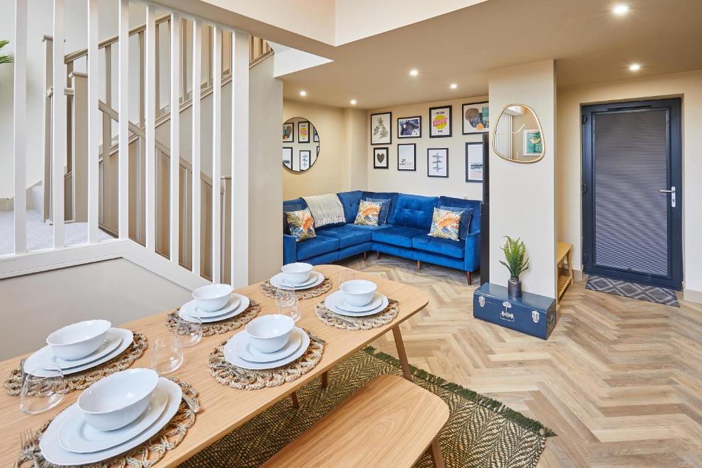 sala de estar con mesa y sofá azul en Host & Stay - No.33, en Tynemouth