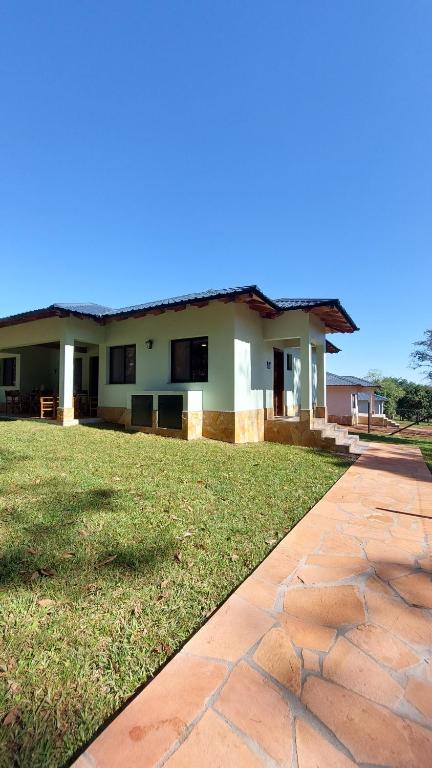 Imagen de la galería de Casa de huéspedes Mariposa en manantial countryclub, en Hohenau