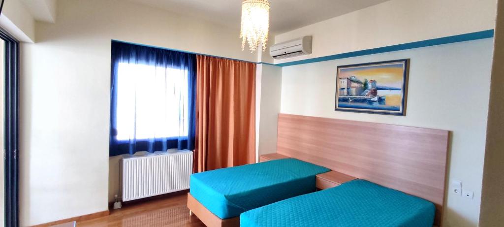una stanza con due sedili blu e una finestra di Panoramic Sea View a Chania