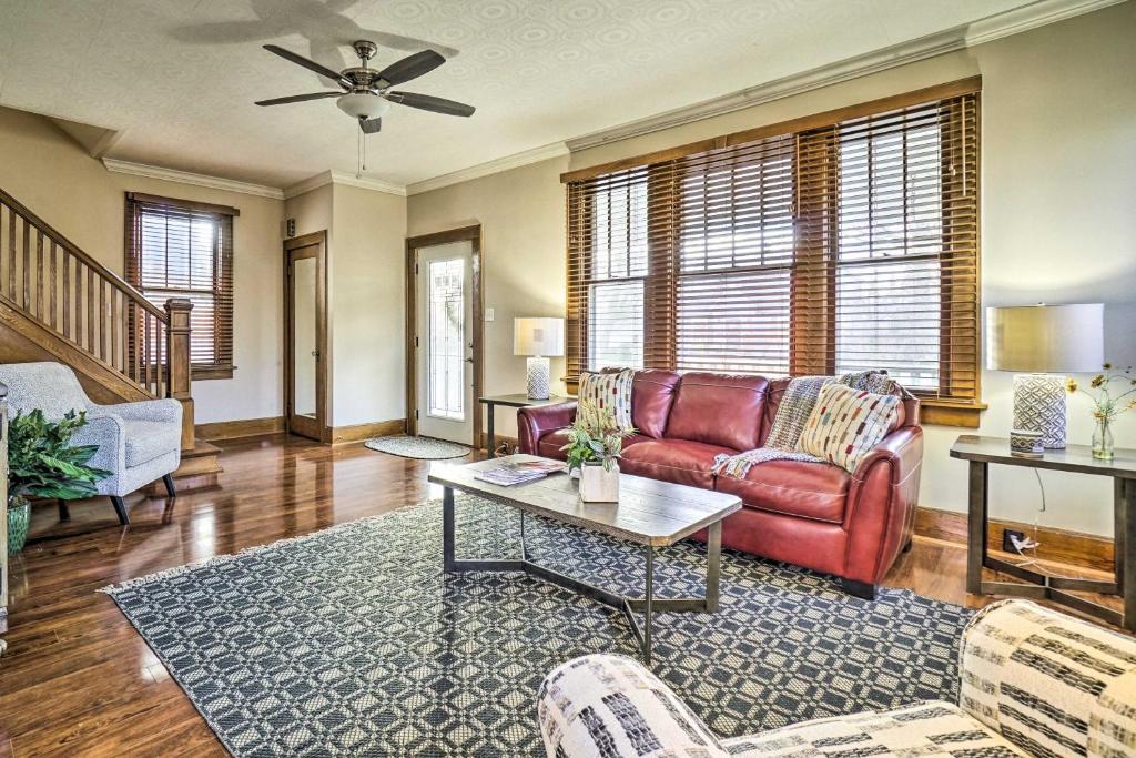 uma sala de estar com um sofá e uma mesa em Charming and Family-Friendly Zanesville Home! em Zanesville
