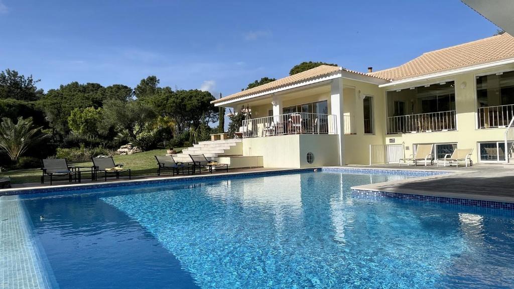 uma grande piscina em frente a uma casa em Azaleas by Check-in Portugal em Vilamoura
