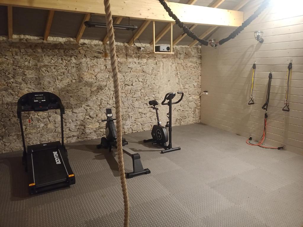 Posilňovňa alebo fitness centrum v ubytovaní Maison sur le Lot