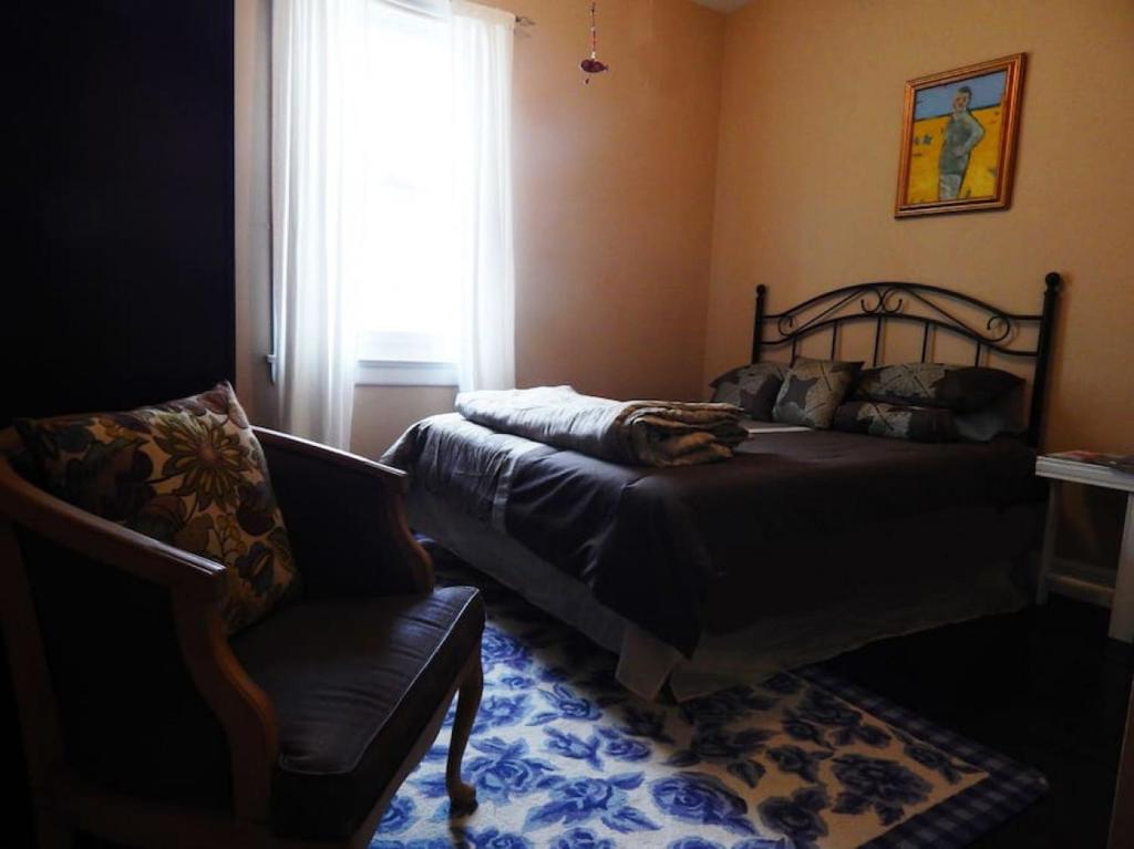 Postel nebo postele na pokoji v ubytování Riverfront Loft Apt A