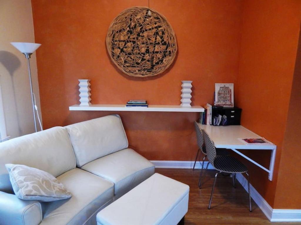Posezení v ubytování Riverfront Loft Apt A