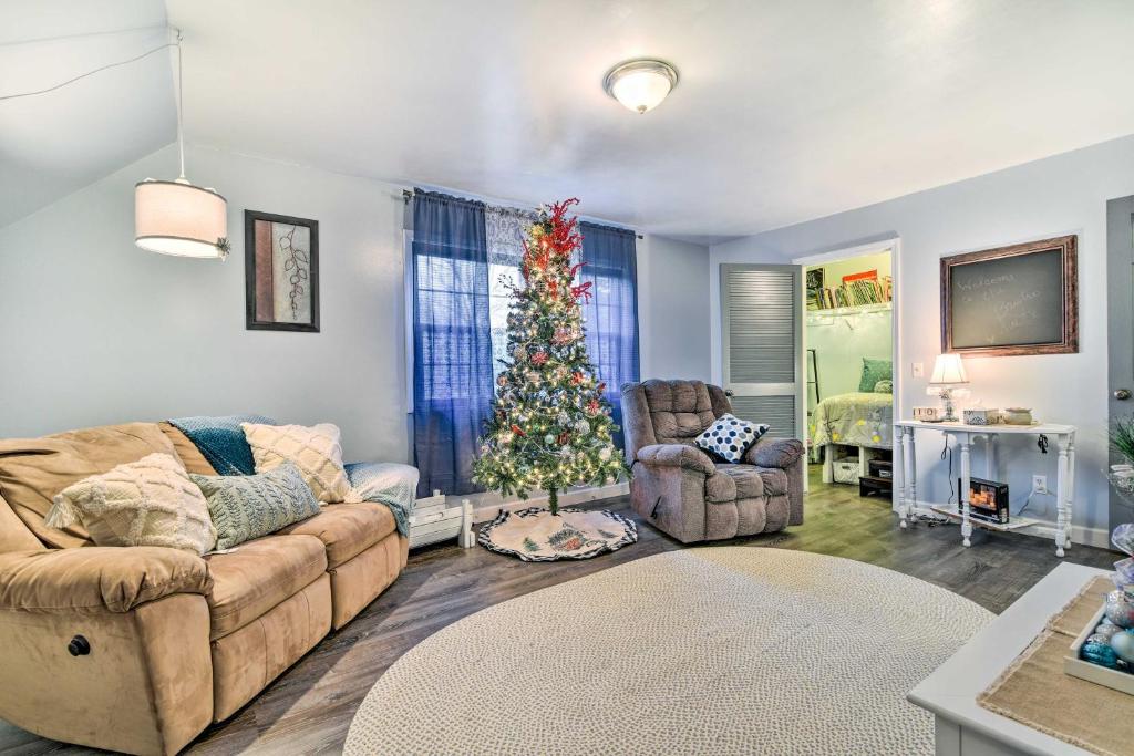 - un salon avec un arbre de Noël et un canapé dans l'établissement Clio Apt on 3 Acres, 14 Mi to Frankenmuth!, à Birch Run